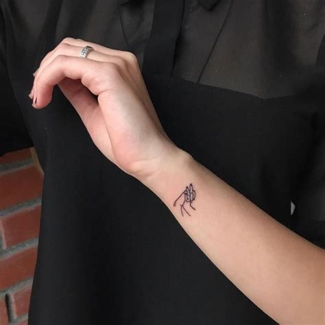 As one of the most prominent spots for a blue rose tattoo, a rose on the hand is known to symbolize loving through action. Pin de wilted rose en skinart | Tatuajes, Fotos