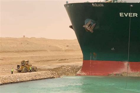 وقال شاهد من رويترز، ومصدر في قناة السويس: تعويم سفينة الحاويات جزئيا واستئناف حركة الملاحة قريبا في قناة السويس | المصري اليوم