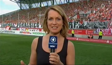 Find the perfect jessy wellmer stock photo. Jessy Wellmer bei der 'Sportschau - Finaltag der Amateure' im Ersten am 25.05.2017 - kleine ...