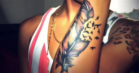 Tatouage plume bras tatouage homme bras plume et texte tatouage aile avec plumes aquarelle bras femme Tatouage Plume Homme Avant Bras