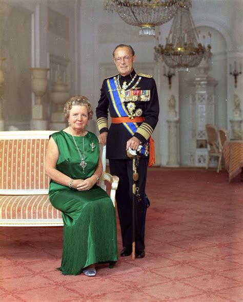 Achterin zijn echtgenote koningin juliana met het hondje zara. Koningin Juliana en prins Bernhard in paleis Soestdijk ...