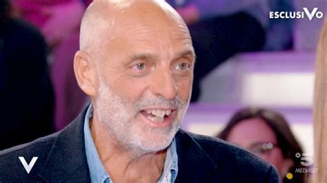 Giornalista e conduttore televisivo italiano. Paolo Brosio, confessione su fidanzata: Non è credente ...