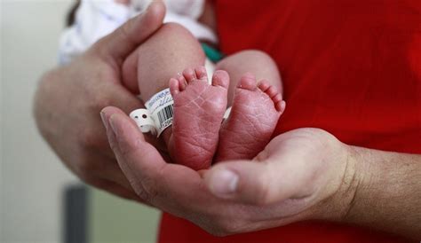 Nama tengah adalah bulan kelahiran kamu* (your middle name is your month of birth )* contoh: Lotus Birth, Melahirkan Tanpa Memotong Tali Pusat dan Plasenta