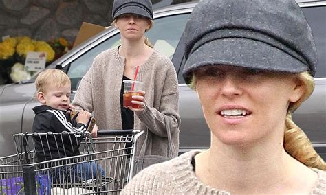 Элизабет посетила премьеру фильма «лего. Elizabeth Banks takes eldest son to pick up supplies for ...