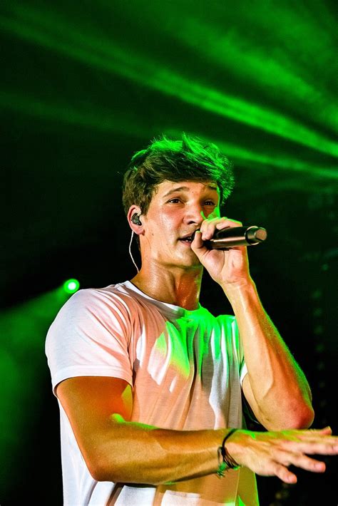 Wo die liebe hinfällt, wer wenn nicht wir, an wunder, feuerwerk, hier mit dir, kaum erwarten, wie es mal war. Wincent Weiss: Aufstrebender Star in der Pop-Musik
