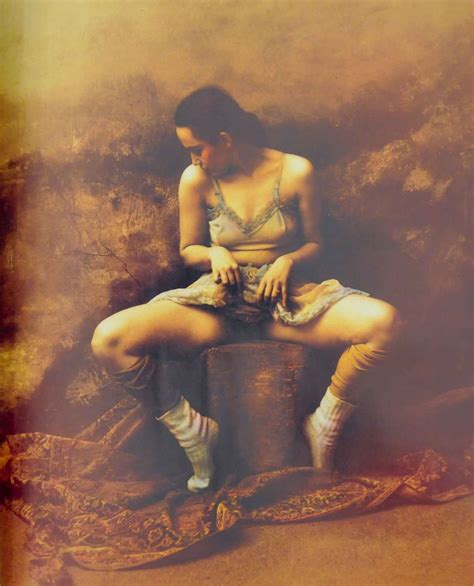 His compositions evoke the dramatic tableaus of early photography, with subjects artificially posed in front of the viewer. JAN SAUDEK, LA BELLEZA DEL CUERPO EN COLORES