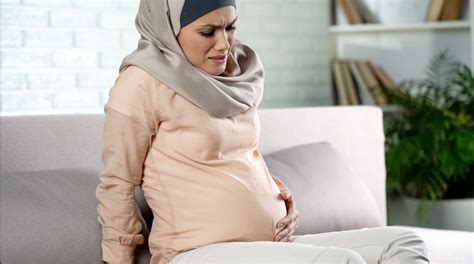 Ibu akan terasa sakit di bawah perut ketika mengandung kerana implantasi berlaku dalam tiub falopia kemudiannya menjadi kehamilan tiub (tubal pregnancy) yang menyebabkan tiub falopio pecah serta fibroid yang besar akan mengakibatkan ibu selalu terasa sakit bawah perut ketika mengandung. WANITA MENGANDUNG BOLEH BEKAM KE? - My Rehab Spa