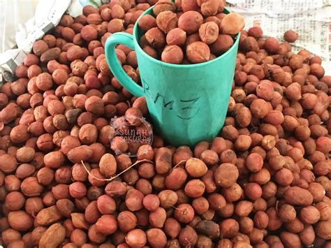 It may surprise you that a majority of stalls are run by women. Kuih-muih Kelantan di Pasar Besar Siti Khadijah - Sunah ...