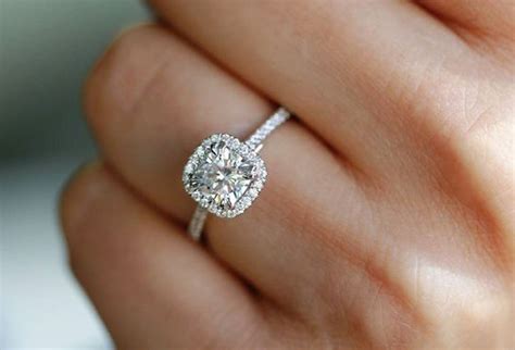 Hal itu sebagai tanda rasa hormat seorang perempuan pada suaminya. Cincin Tunang Jari Mana : Nak Pilih Cincin Kahwin Atau ...