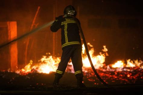 Δειτε νεο βιντεο και φωτογραφιεσ. Θεσσαλονίκη: Καρότσι άστεγου άρπαξε φωτιά και κάηκε ολοσχερώς