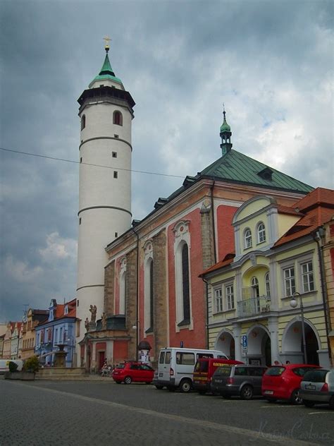 Kostel narození panny marie stojí v centru domažlic při náměstí míru. Foto: Kostel narození Panny Marie - Domažlice (kostel)