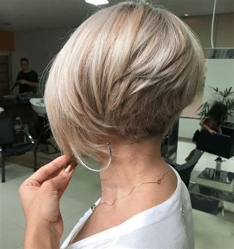 Coiffure courts avec mèches blondes pour femme 50 ans. Les meilleures idées de coupe au carré plongeant