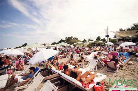 Το beach bar δροσίζει τις μέρες σας με αναψυκτικά και καφέδες και τα βράδια ανεβάζει τη θερμοκρασία με ποτά και όμορφες μουσικές. ΑΕΤΟΣ ΧΑΛΚΙΔΙΚΗΣ: Τα beach bar της Χαλκιδικής που ανοίγουν ...