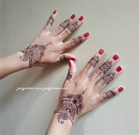 Buat saja desain garis membentuk pagar seperti pada gambar. Gambar Henna Tangan Yang Mudah Ditiru | Balehenna