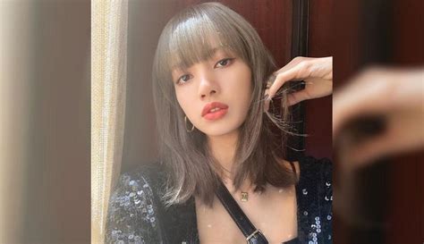 En agosto de 2016, lisa debutó como una de las cuatro miembros del grupo femenino surcoreano blackpink, 16 donde se desempeña como bailarina principal y rapera líder, 17 además de ser la primera artista no coreana en debutar bajo la agencia. Lisa, de BlackPink, sorprende a sus fans bailando ...