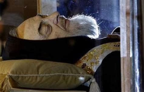 Padre pio was an italian priest who was known for his piety and charity, as well as the gift of the stigmata, which st. El Mundo Mágico de Aira: EL CUERPO INCORRUPTO DEL PADRE PIO,