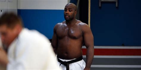 Je suis à des sommets inégalés auparavant. Teddy Riner fracasse le poignet d'un entraîneur en s ...