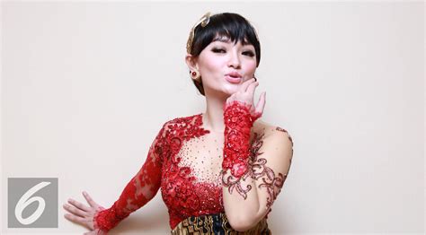 Kalau tren warna hijab atau pakaian, saya enggak. Model Baju Kebaya Zaskia Gotik - Cantiknya Zaskia Gotik ...