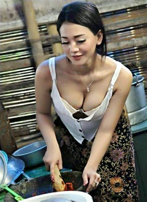 Jangan lupa tutup mata ya. Galeri Foto Model Seksi Pakai Kemben 5 - Minami