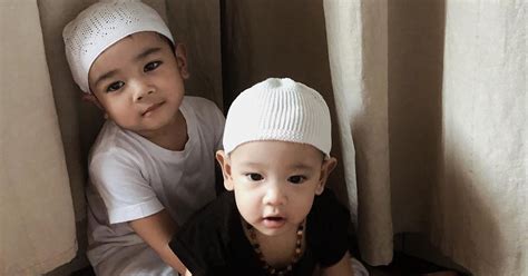 Aqiqah atau akikah (bahasa arab, عقيقة) adalah menyembelih kambing sebagai rasa syukur atas kelahiran anak yang baru lahir. Mahukan Anak Lelaki Yang Hebat? Ceritakan Pada Mereka ...