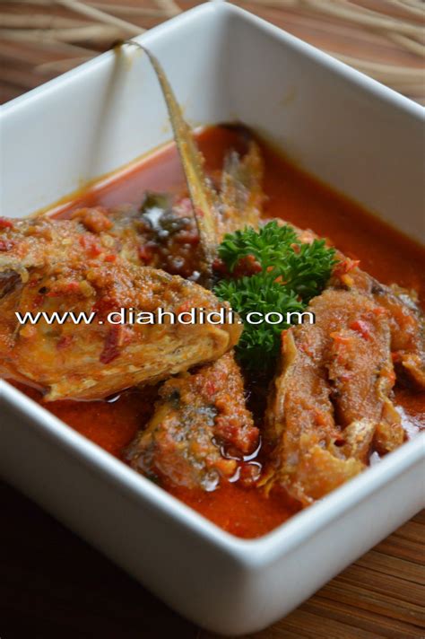 Langkah awal yaitu aduk bumbu bumbu yang telah halus, santan dan kemudian daun kemangi hingga rata. Resep Masakan Ikan Tongkol Bumbu Rujak ~ Resep Manis ...