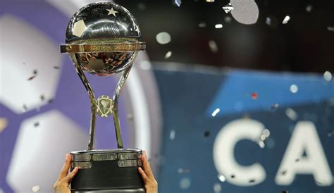 .la federcalcio sudamericana ha consegnato al presidente della chapecoense la copa sudamericana. Copa Sudamericana final: La final de la Copa Sudamericana ...