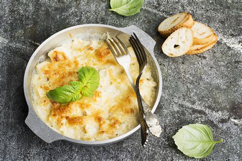 Lomos de bacalao fresco al horno con pimientos. Receta de bacalao al horno gratinado con nata - Unareceta.com