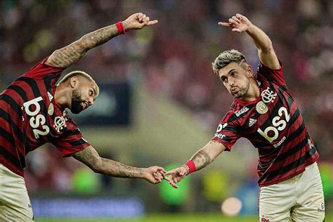 Goals from giorgian de arrascaeta and gabriel barbosa were enough to secure the. Flamengo bate o Inter e vence 8ª seguida no Brasileirão ...