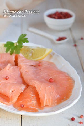 Si può porre pezzi di salmone affumicato su una teglia o altra superficie piatta e congelare il vassoio. Carpaccio di salmone affumicato - Ricette che Passione