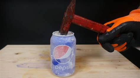 Bei einer temperatur von −195,82 °c kondensiert es zu einer farblosen flüssigkeit und erreicht schließlich bei. Boom? Flüssiger Stickstoff vs. Pepsi-Dose | Männersache