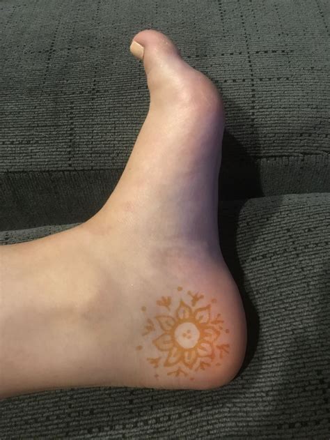 Foot tattoos are known to be painful so with henna you get the pretty design without pain! Pin by Taylor Isabelle on Henna | Foot henna, Henna tattoo ...