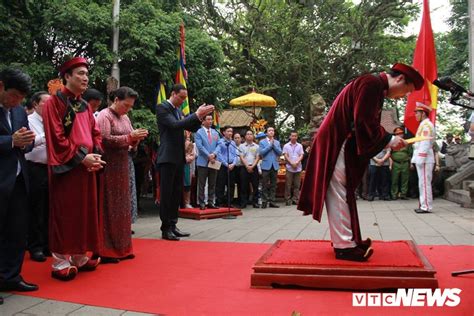 Các đồng chí lãnh đạo đảng, nhà nước, bộ, ban ngành trung ương, lãnh đạo tỉnh phú thọ và các tỉnh, thành trong cả nước dự lễ dâng hương. Ảnh: Chủ tịch Quốc hội dâng hương tưởng nhớ các Vua Hùng