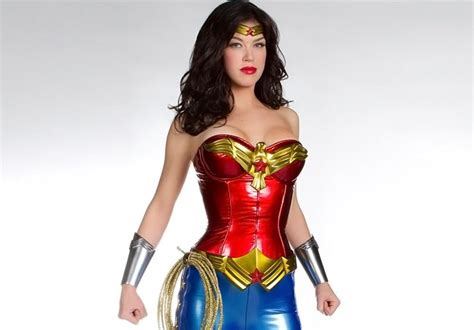 Inspiration & accessories for your diy wonder woman halloween costume idea #wonderwoman #wonderwomancostume #wonderwomancosplay #costume #wonderwomanhalloweencostume. Wonder Woman - Streit um das sexy Kostüm - GameStar