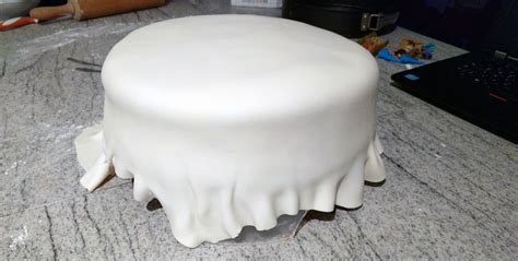 Hallo ihr lieben!heute habe ich eine einfache aber wie ich finde dennoch sehr schöne und leckere einschulungstorte für euch.ich hoffe das video gefällt euch. Eingedeckter-Fondant-Kuchen