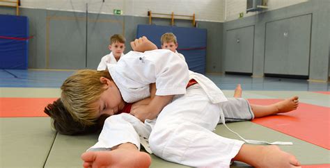 Positive effekte durch das training ab welchem alter ist es geeignet anschauungsmaterial.ja, unserer meinung nach ist judo für kinder (ab 4 jahren) sehr gut geeignet. Kurse - Judo - TV Eintracht 1898 Lünern-Stockum e.V.