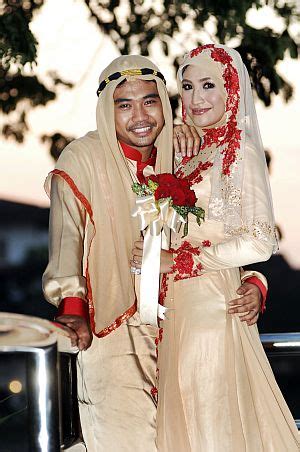 Kirim nama panggilan lucu anda dan. Gambar Majlis Akad Nikah Johan Raja Lawak dan Ozlyn ...