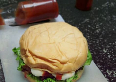 Di sini ada menu terbaru mcd yaitu bbq burger yang berisikan bacon, saus bbq yang kental serta dua daging patty. Resep Beef burger oleh nisanavila - Cookpad