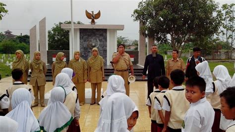 Doa ziarah kubur beserta tata cara ziarah kubur dan adab ziarah kubur yang perlu diketahui. Foto: Ziarah Kubur Dalam Rangka Peringatan Hari Pahlawan ...