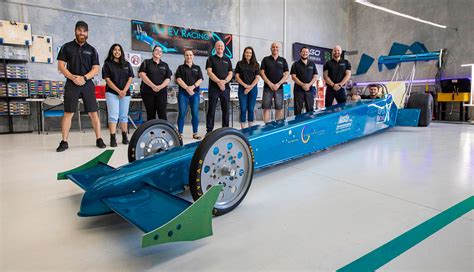 Dragster werden von großvolumigen, meist aufgeladenen motoren mit bis zu einigen tausend ps leistung angetrieben, die über sehr breite… … Australier bauen E-Dragster mit 5439 PS - ecomento.de