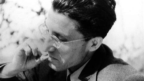 Pavese avverte profondamente questo dissidio per motivi autobiografici e lo traspone. Dello stare in guerra: "La casa in collina" di Cesare Pavese