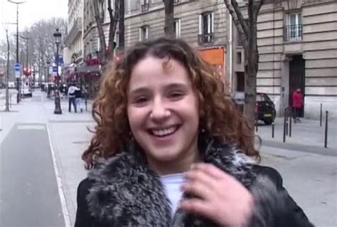 Le temps d'un soir, elle rencontre edouard, musicien nocturne, qui s'accroche à ell. indecentes voisines - dans des videos x amateur -2