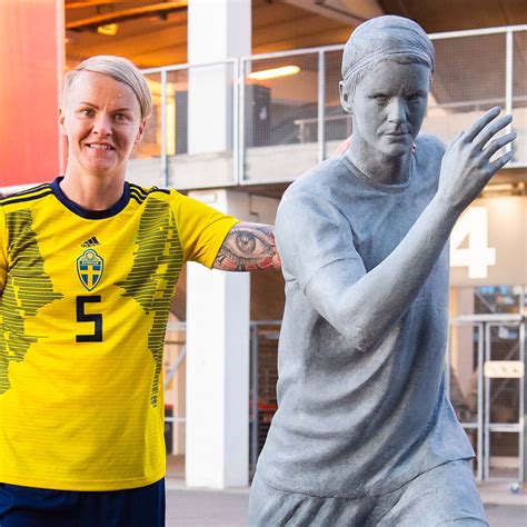 Vad var namnen på isaac newtons syskon&quest; Nilla Fischers staty vandaliserad och totalförstörd: "Respektlöst"