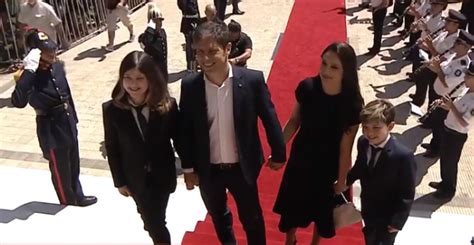 Los hijos del gobernador, león y andrés (de 10 y 7 años respectivamente) acompañaron a su padre vestidos de traje oscuro y, a diferencia de kicillof, ambos agregaron una corbata a su vestimenta. El look de los hijos de Axel Kicillof causó furor