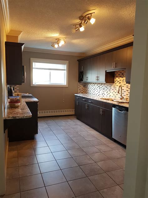 In kitchens everywhere, many people take pride in their kitchen backsplash, and it's easy to see why. I JUST GOT MY VERY FIRST APARTMENT!! look at my kitchen it ...