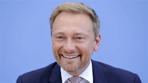 Endlich mal wieder alte männer. Christian Lindner und RTL-Reporterin Franca Lehfeldt sind ...