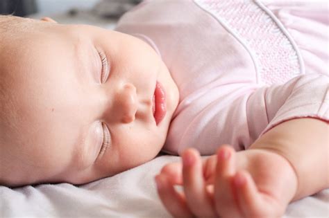 Beberapa di antaranya adalah karena stres yang berlebihan atau. Mengenal dan Mengatur Kebiasaan Tidur Bayi - Maklon ...