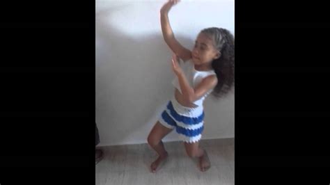 Music videos engraçados video viral humor. Menina de 7 anos dançando - YouTube