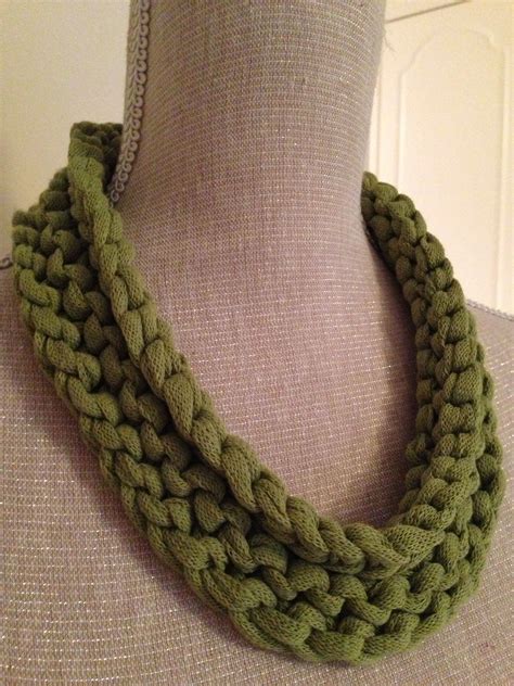 Arm knit a blanket in 45 minutes by simply maggie | simplymaggie.com. Knitted necklace -I used 12mm circular needles. Cast on 40 ...