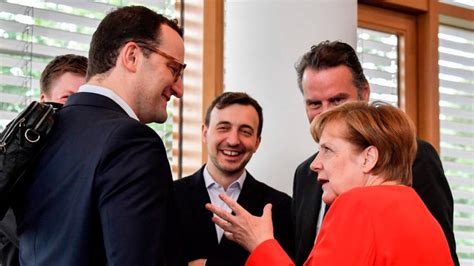 Jens spahn, der joker jens spahn ist an den bewerbern für das präsidium der deutschen cdu vorbeigezogen. Jens Spahn Ehe Mann / Analyse Der Wirbel Um Spahns ...