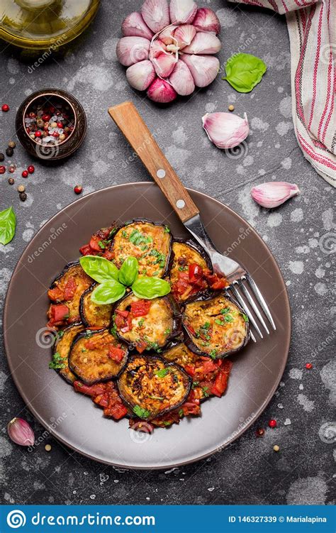 Ich schneid sie danach auf und sehe, dass das fruchtfleisch. Gebraden Aubergineplakken Met Tomaten, Kruiden En Knoflook ...